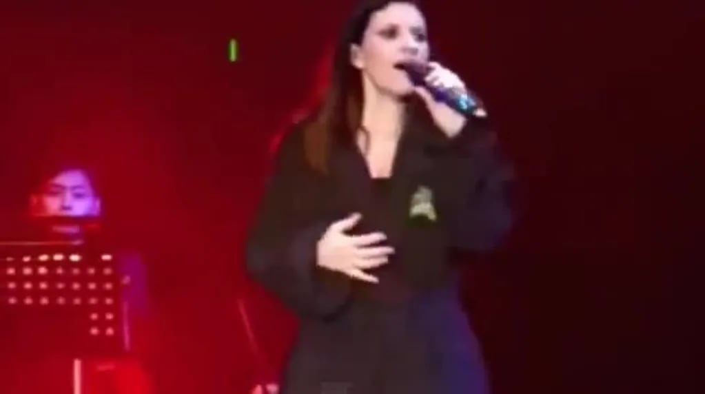El papelón hot de Laura Pausini en pleno concierto