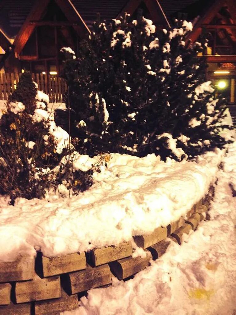 Martina Stoessel y Peter Lanzani se animaron a una guerra de nieve (Fotos: Twitter). 