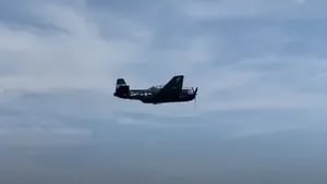 Filman el sorprendente aterrizaje de emergencia de un avión de la Segunda Guerra Mundial en una playa llena de bañistas