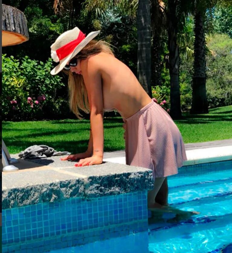 El chapuzón sexy de Karina Jelinek, en topless en la pileta: "Y empezó el verano" 