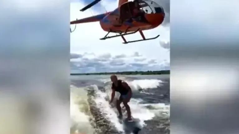 Este surfista logra saltar de un helicóptero y subirse a una tabla de surf