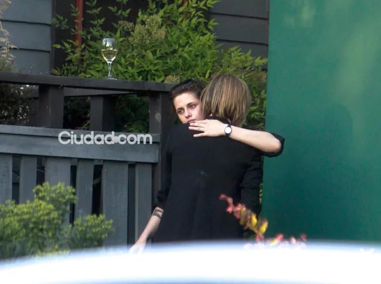 Kristen Stewart y Alicia Cargile juntas en LA. (Foto: Grosby Group)