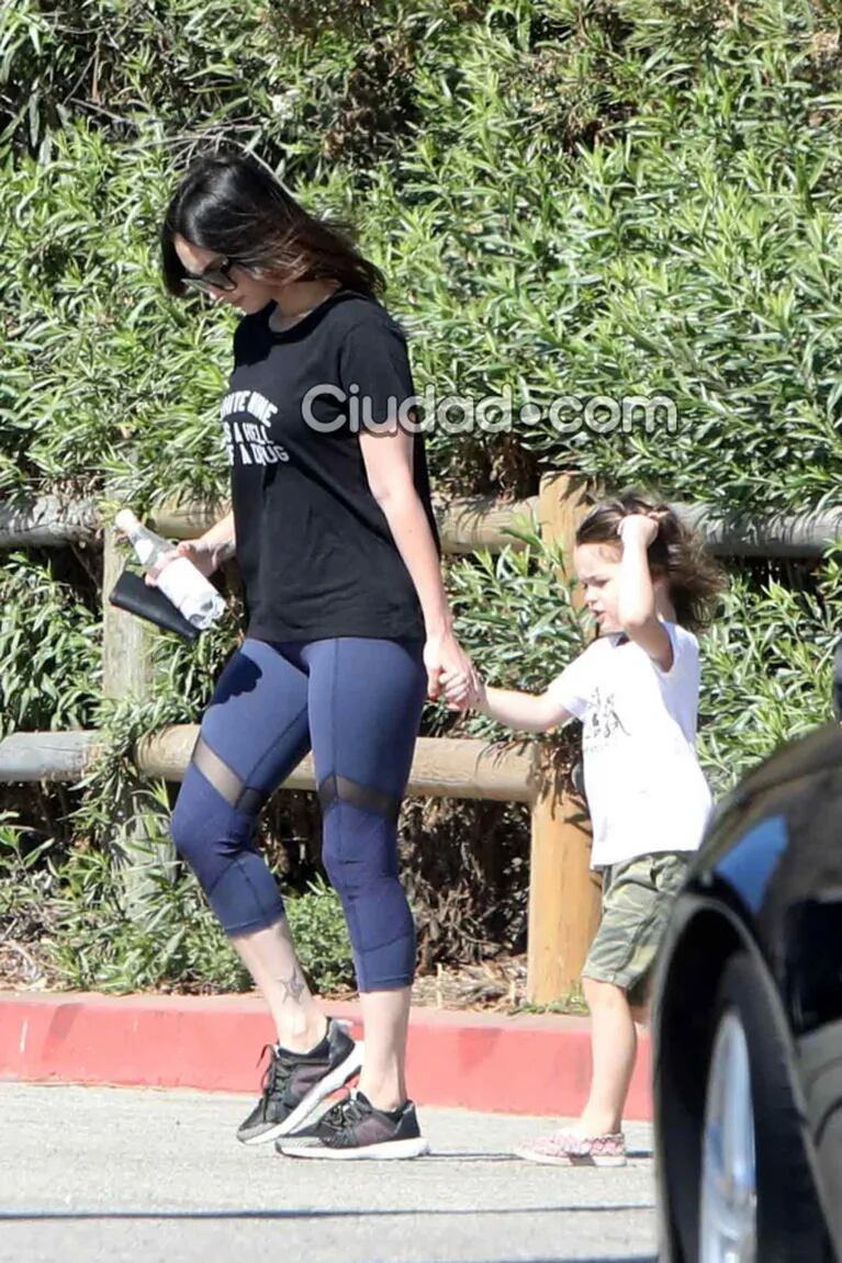 Megan Fox lució su silueta a dos meses de ser mamá por tercera vez: look deportivo de leggins con transparencias 