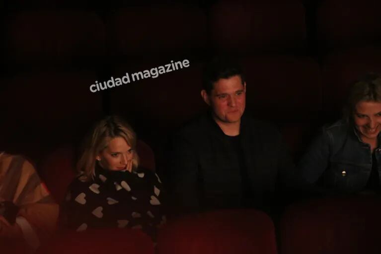 Luisana Lopilato y Michael Bublé fueron a ver a Darío al teatro: susurros al oído, carcajadas y mucha complicidad
