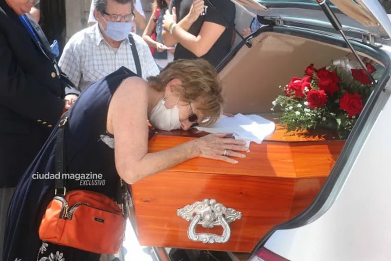 Las fotos del doloroso último adiós a Arturo Bonín: familiares y sus amigos actores en la despedida