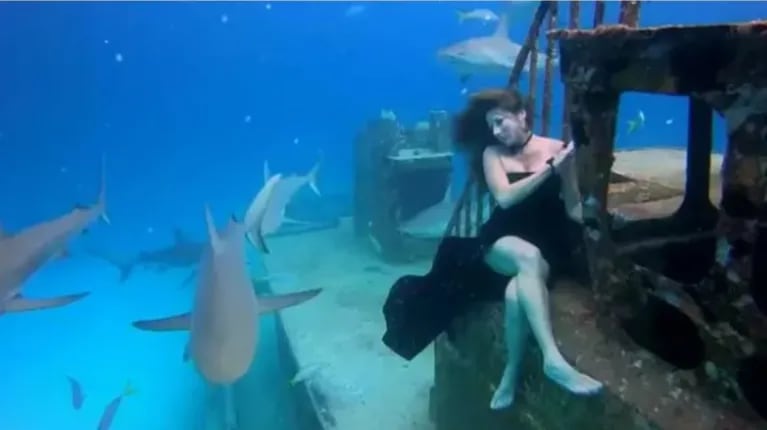 Esta mujer desafía a las profundidades y a los tiburones para una impresionante sesión de modelaje