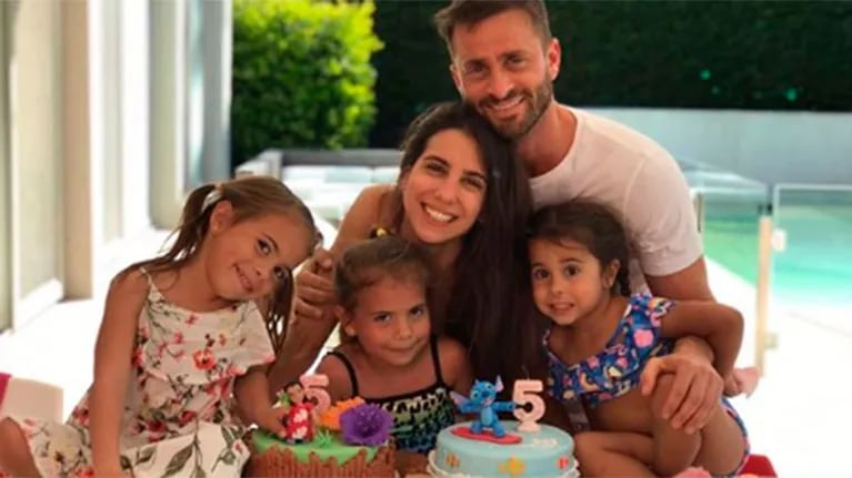 La primera foto de Cinthia Fernández con sus hijas y su novio en el cumple de las gemelas