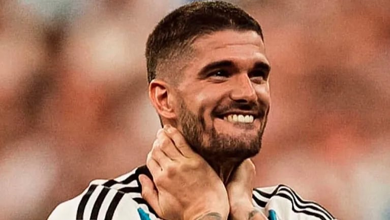 Así reaccionó Rodrigo de Paul ante un fan que se tatuó su cara besando la Copa Mundial de Fútbol 2022.