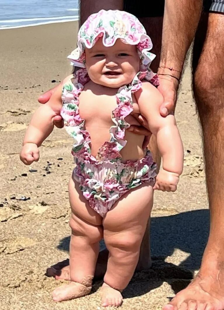 Isabel Macedo compartió las fotos de su beba en la playa y recibió duras críticas