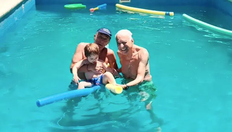 Alberto Cormillot le enseñó a nadar a su hijo Emilio: las fotos familiares en la piscina
