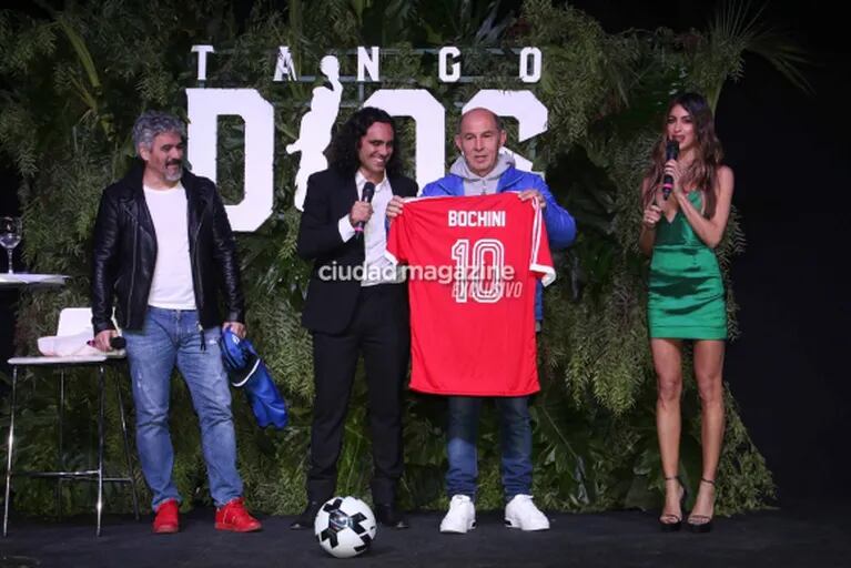 Las fotos de Dalma y Gianinna Maradona en la emotiva presentación del Tango D10S, el avión que homenajea a Diego