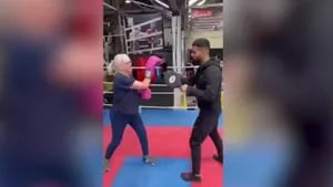 Esta mujer es una gran aficionada al boxeoa sus 71 años