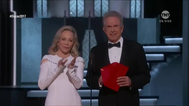 ¡Papelón histórico en los Oscar! Anunciaron como ganadora a Mejor Película a La la land... ¡y había ganado Moonlight!