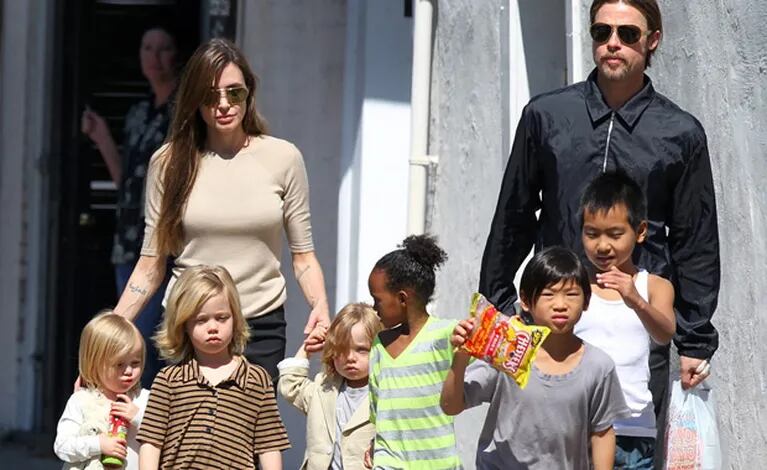 Angelina Jolie, Brad Pitt y sus hijos. (Foto: Web)