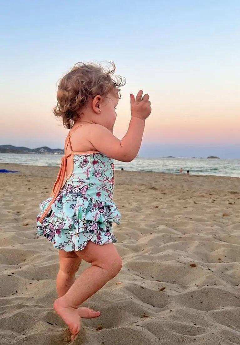 Pampita compartió las fotos más tiernas de Ana García Moritán en Ibiza