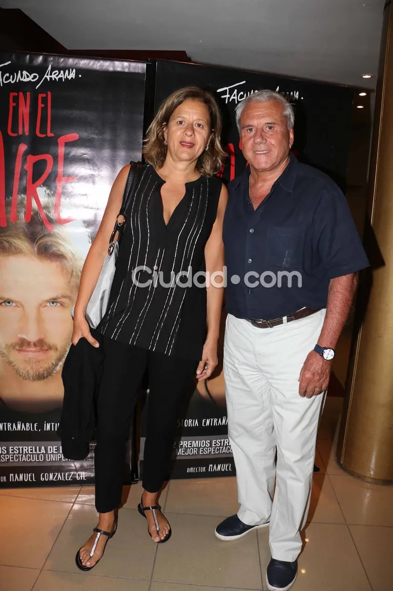 Fernando Bravo y su mujer en el teatro Tabarís. (Foto: Movilpress-Ciudad.com)