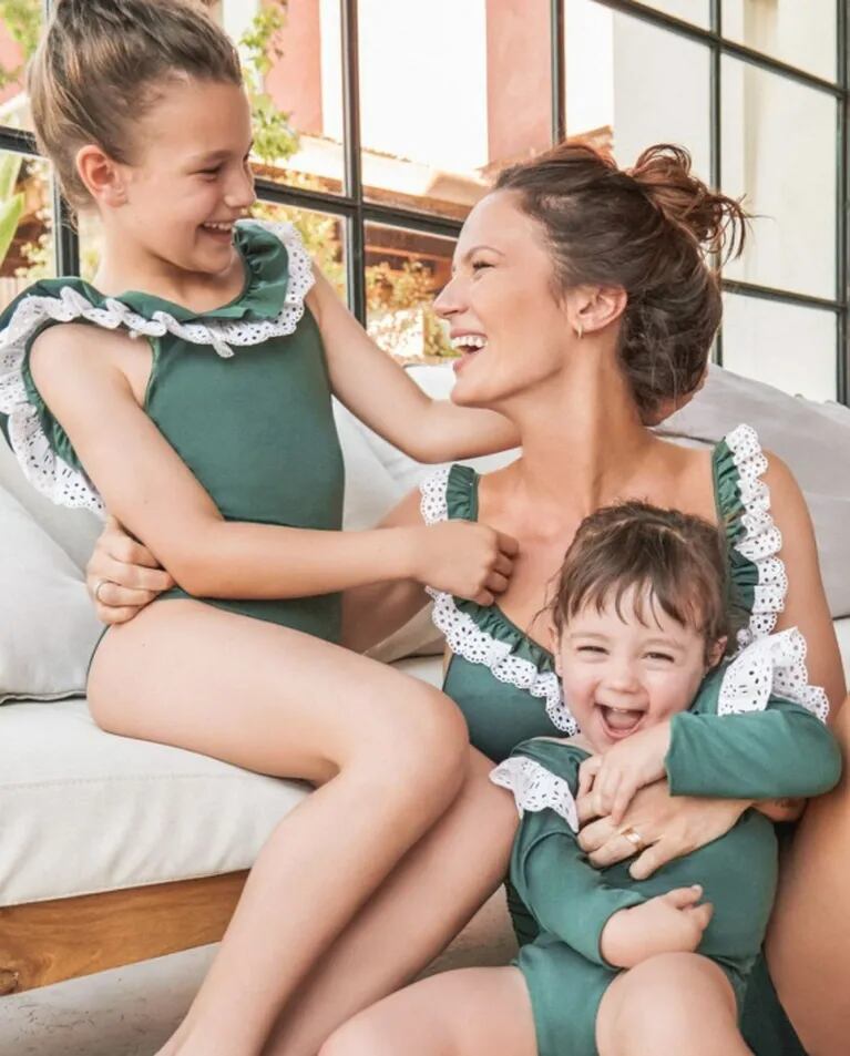 Paula Chaves y sus hijas lucieron el mismo traje de baño: volados verdes, puntillas blancas y muchas risas
