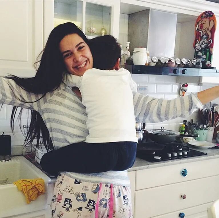 El tierno abrazo de cumpleaños de Bergüzar Korel a su hijo, Ali. (Foto: Instagram)