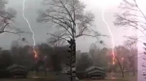 Capturan en vídeo un rayo cayendo sobre un árbol en mitad de una tormenta eléctrica en Alabama