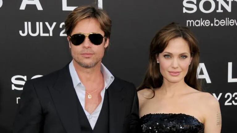 Brad Pitt habría engañado a Angelina Jolie con una azafata