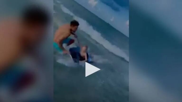 Un policía rescata a un niño de un tiburón que iba a atacarlo