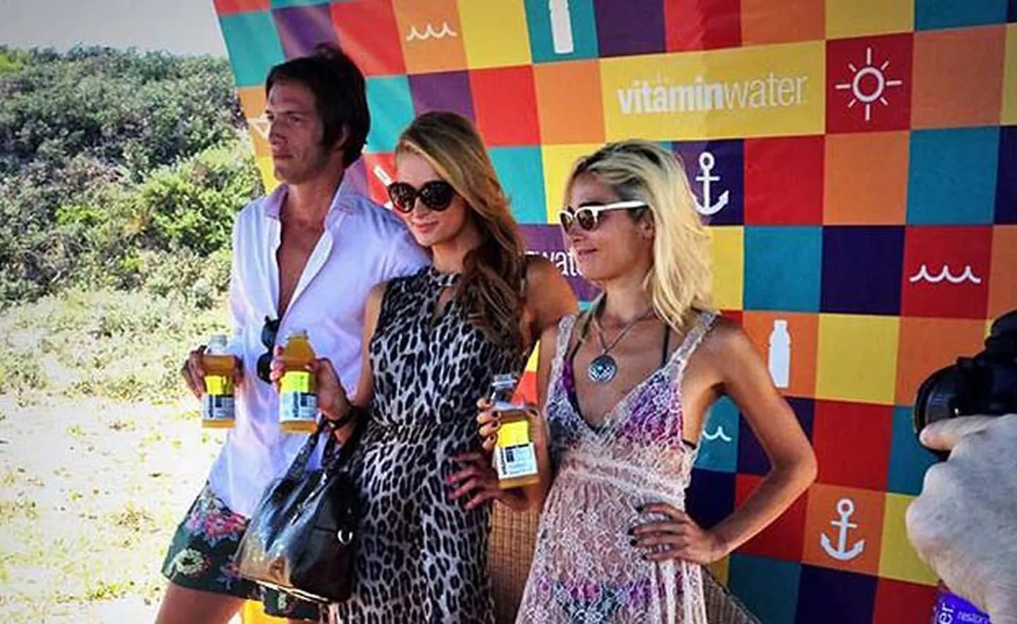 Iván de Pineda, Paris Hilton y Juana Viale en la promoción de una bebida. (Foto: Web)