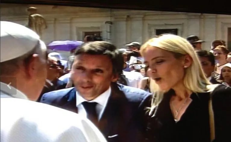 Valeria Mazza y su marido saludaron al papa Francisco. (Foto: twitter.com/bettapique)