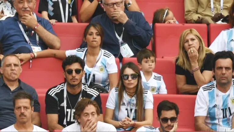 La foto de Antonela Roccuzzo, Pampita y Pico Mónaco mirando el partido de Argentina contra Francia (Foto: Twitter)