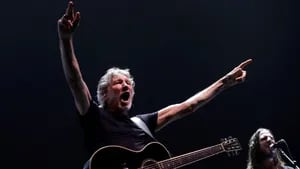  Hace 30 años, Roger Waters celebraba la caída del muro de Berlín interpretando “The Wall”. Foto: EFE.