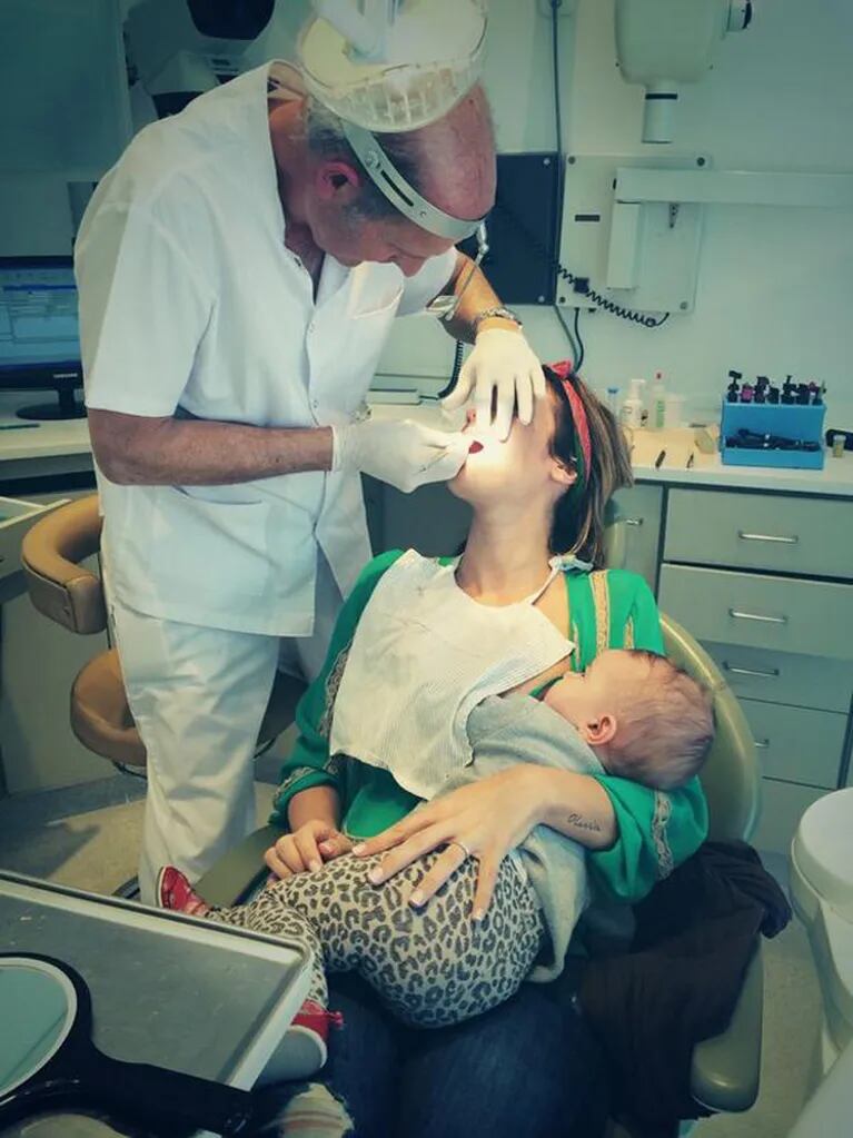 Paula Chaves amamantó a Olivia Alfonso mientras era atendida por su odontólogo. (Foto: @paulitachaves)