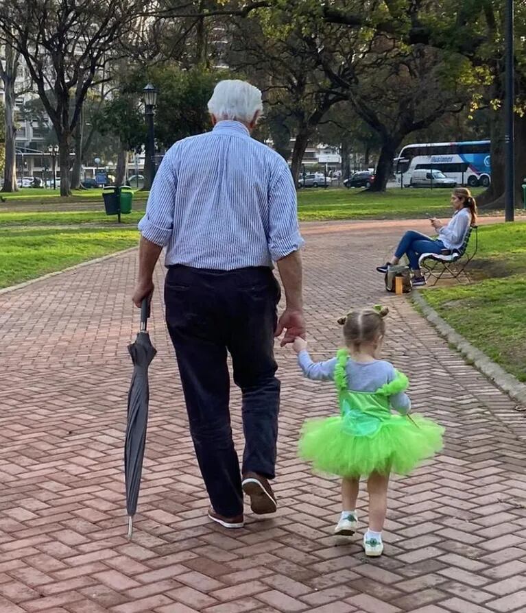 Las fotos más tiernas de Ana García Moritán jugando en la plaza con su abuelo: vestido de tul y muchas risas