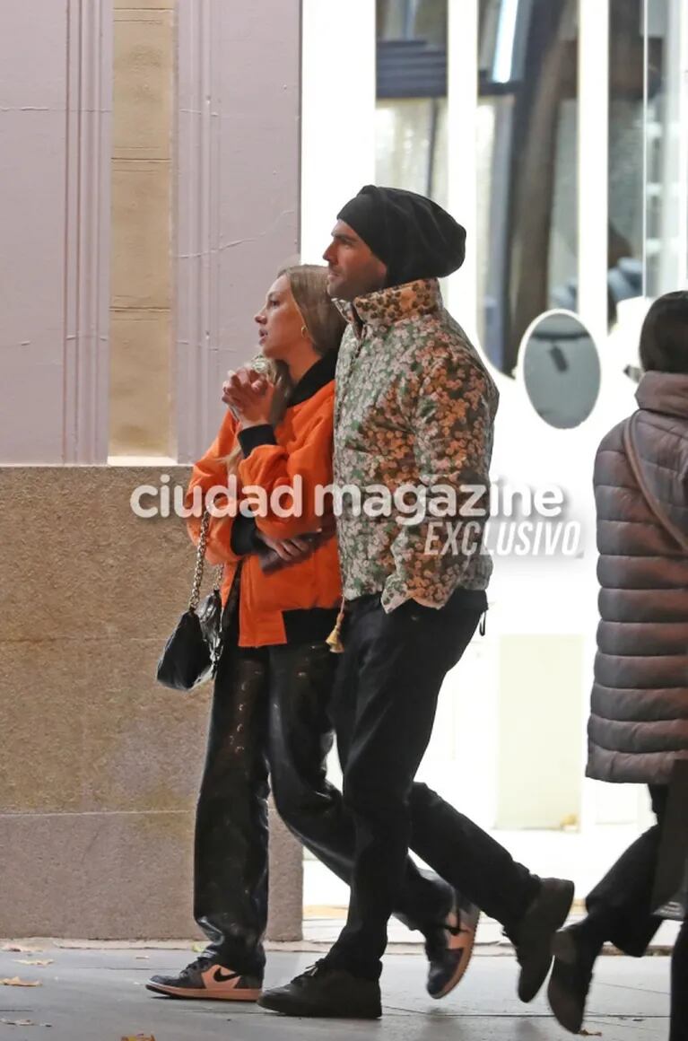 Nicolás Furtado y Ester Expósito, enamorados en las calles de Madrid: las fotos que confirman el romance del momento