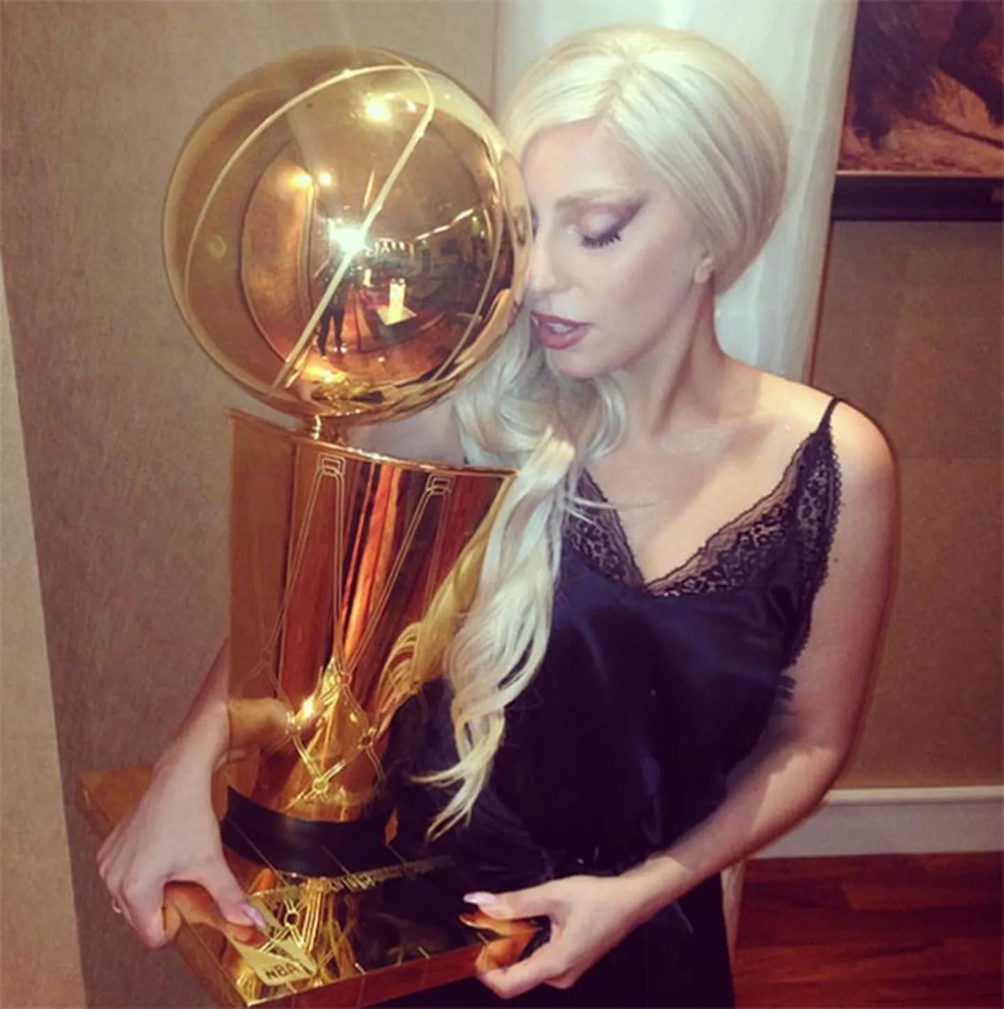 Lady Gaga posó con la copa de los Spurs. (Foto: Instagram.com/ladygaga)