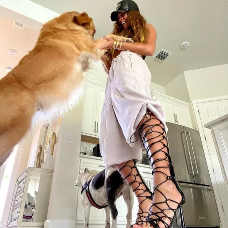 Loly Antoniale dejó espiar su imponente casa en Miami mientras jugaba con su perro: las fotos