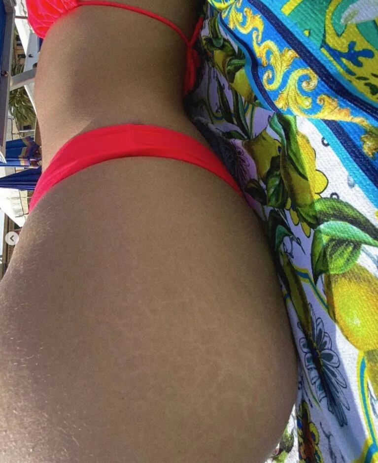 Anna Chiara del Boca posó muy sensual con una bikini roja en las playas europeas