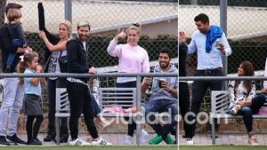 Messi, Antonella, Shakira, Piqué y Luis Suárez alentaron a sus hijos. (Foto: Grosby Group)