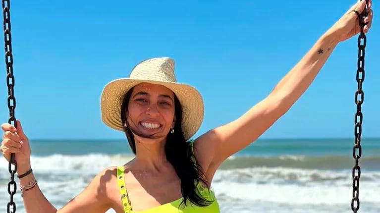 Roxy Vázquez posó en microbikini desde la playa.