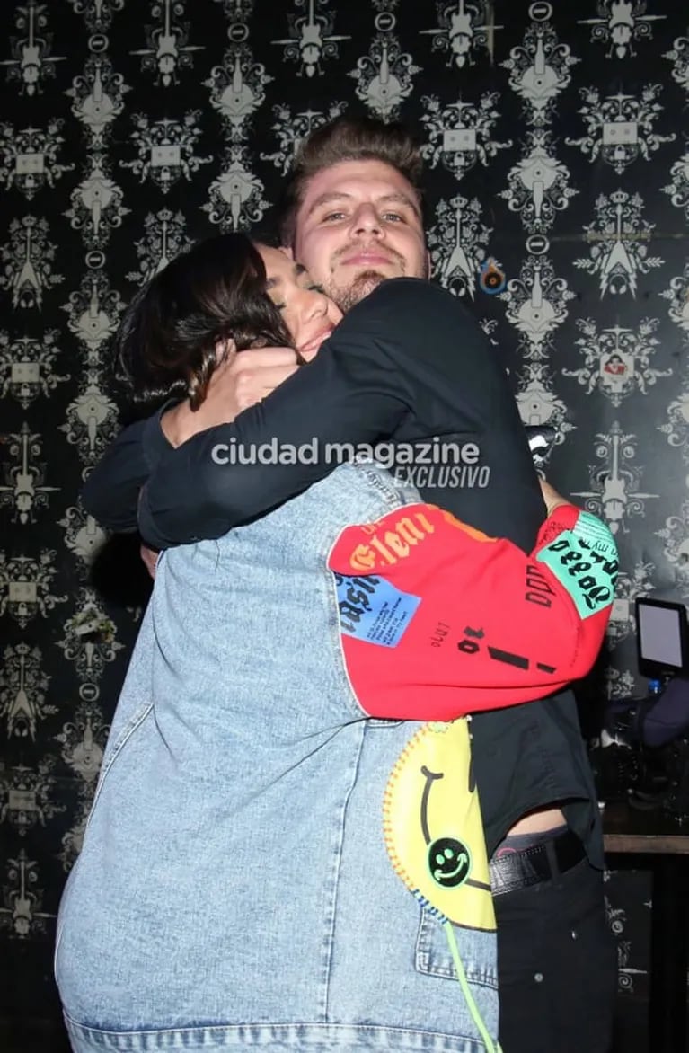 Las fotos de Ángela Leiva con su novio, Gabriel Mikelovich, a puro beso y arrumaco 