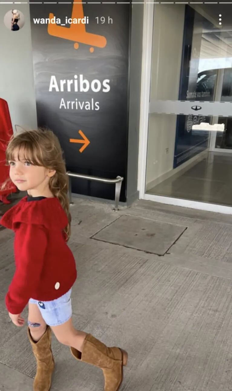 Las fotos de Wanda y Zaira Nara viajando al sur en familia, ¡en un espectacular avión privado!: "Vacaciones, nos vamos"
