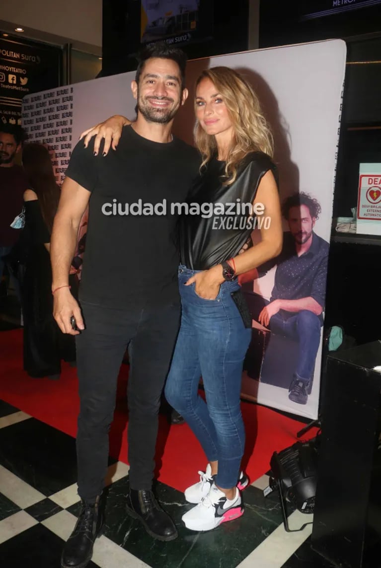 Las fotos de Francella, Mica Viciconte, Fabián Cubero, Luciano Cáceres y su novia: noche de parejitas y amigos en el teatro