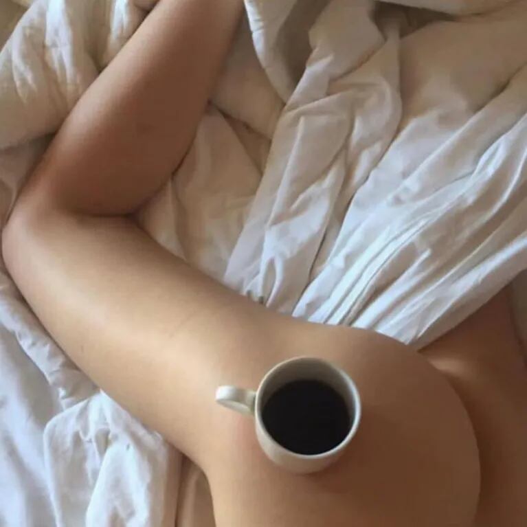 La foto súper sexy de Brenda Gandini y su divertida aclaración: "Ese café no es mío y la cola ojalá lo fuese"