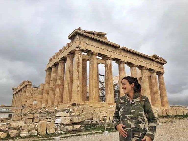 Las tiernas fotos de Luli Fernández luciendo su pancita de 6 meses en Grecia junto a su marido