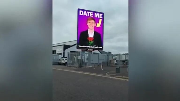 Este chico contrata una valla publicitaria...¡para ofrecerse a tener una cita!