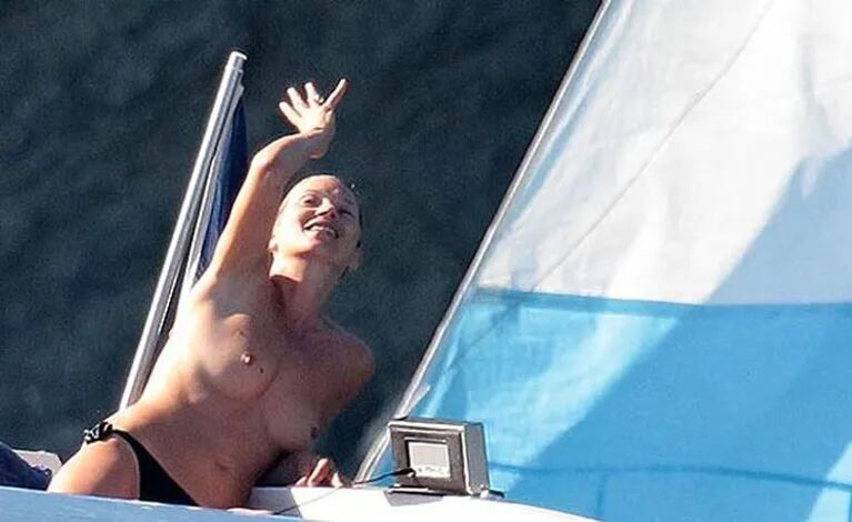 Kate Moss disfruta de unas vacaciones en St. Tropez. (Foto: The Sun)