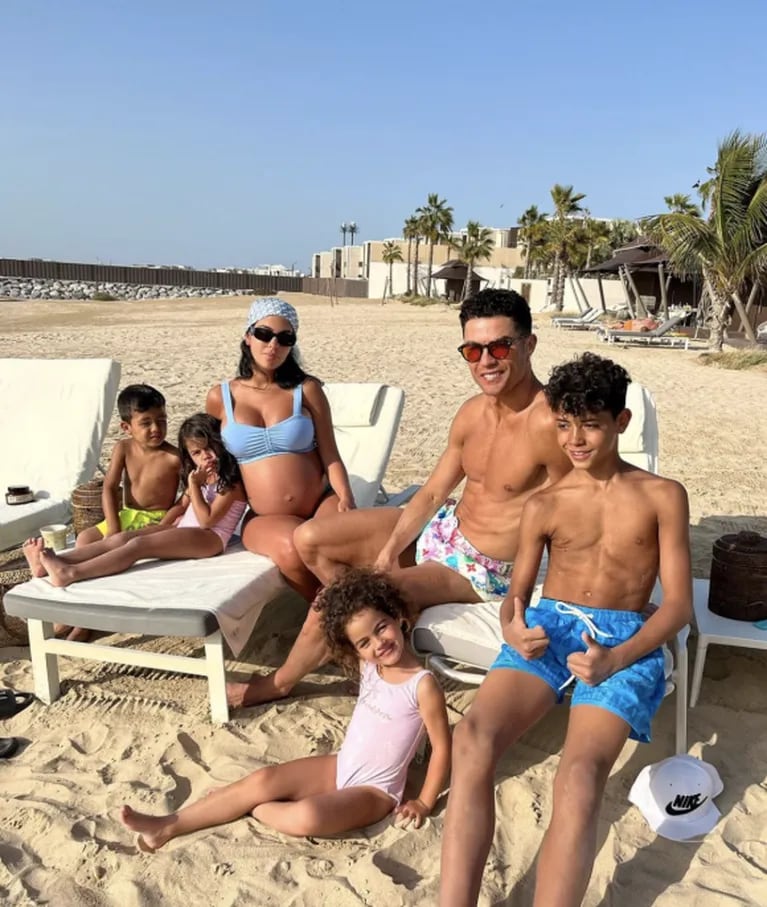 La argentina Georgina Rodríguez, novia de Cristiano Ronaldo, lució su embarazo en la playa