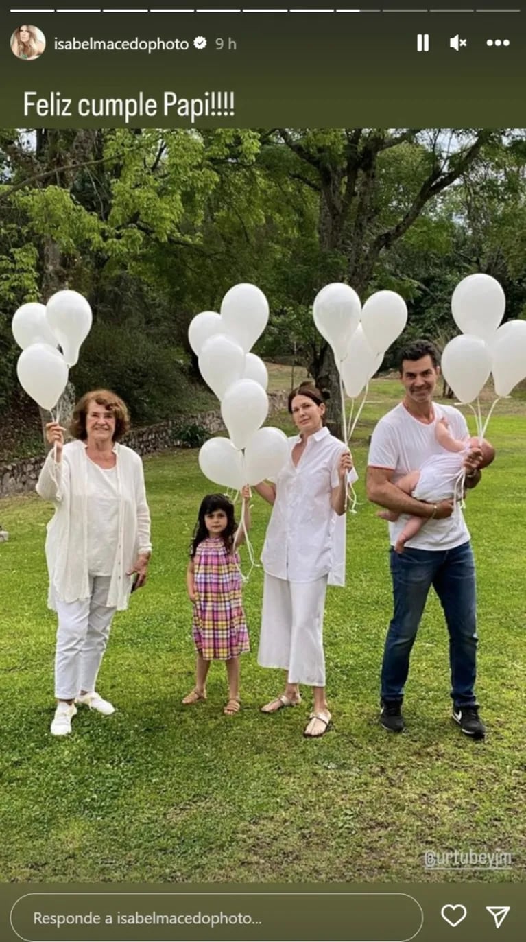 Isabel Macedo organizó una suelta de globos el día que su padre hubiera cumplido años