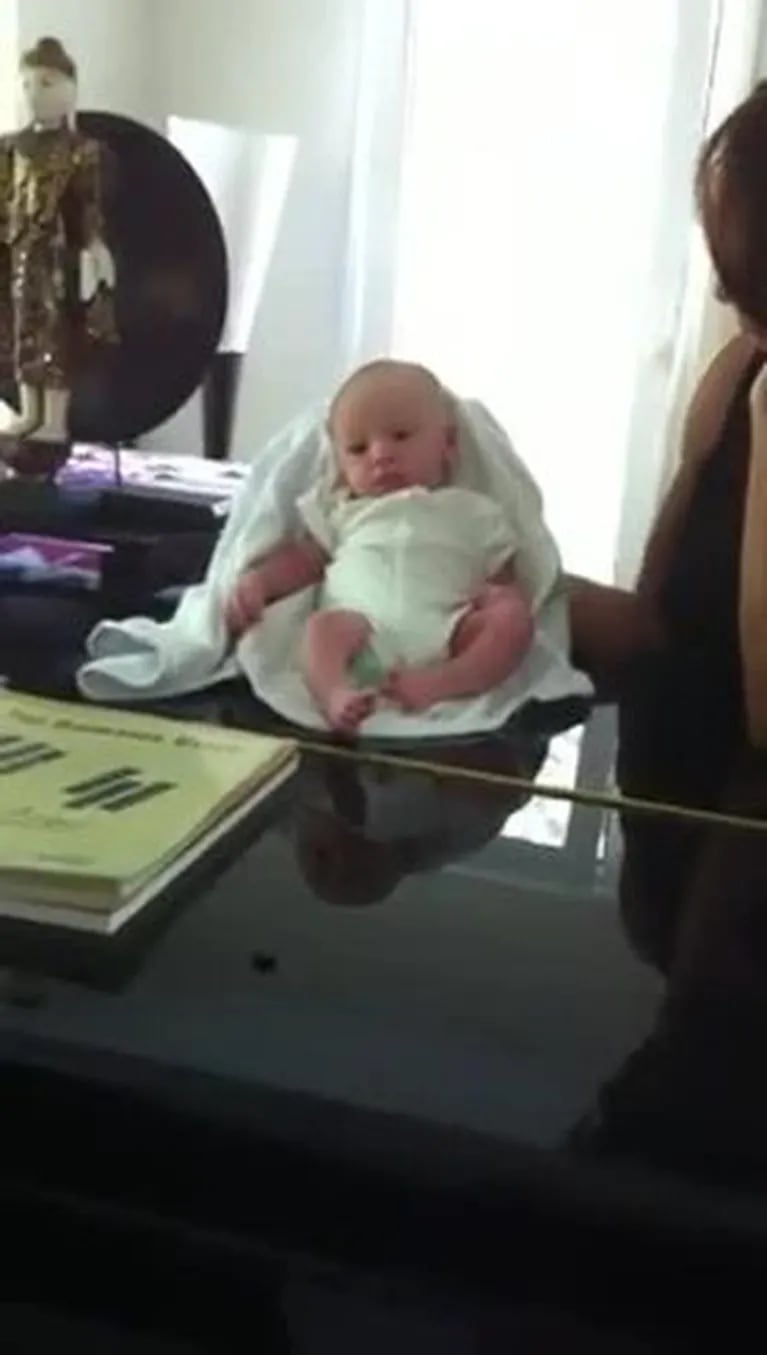 El tierno video de Alejandro Lerner tocando el piano con su bebé como "espectador de lujo"