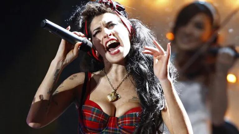 Amy Winehouse protagonizó un papelón para conocer al príncipe Harry y no lo logró