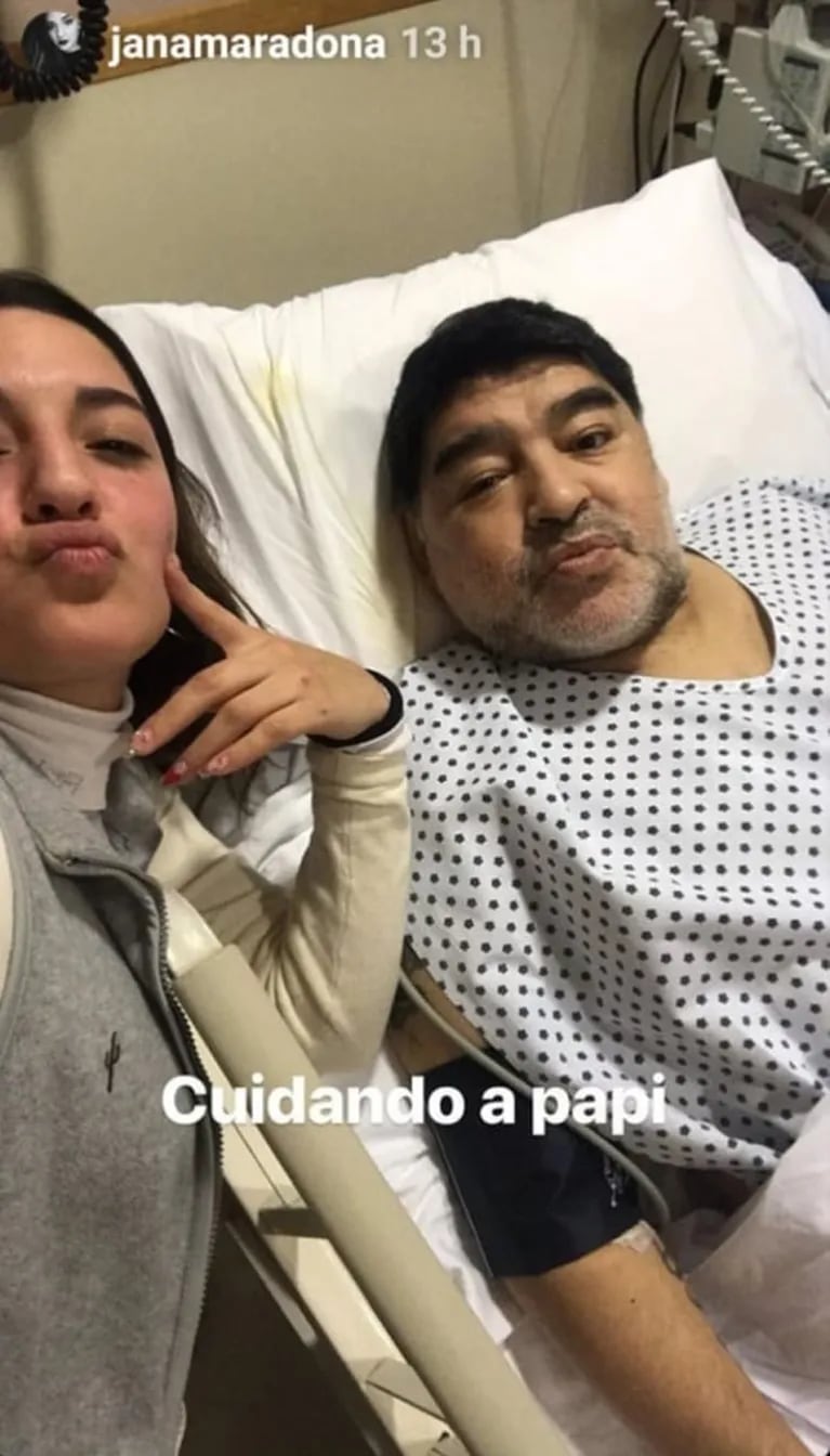 Jana Maradona visitó a Diego en la clínica, tras la operación de rodilla: "Cuidando a papi"