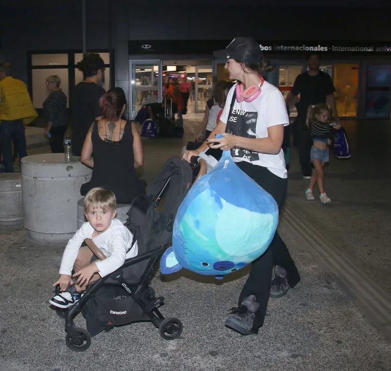 Las fotos de China Suárez con sus hijos en Ezeiza tras una estadía en Miami: muchas valijas y un buen gesto
